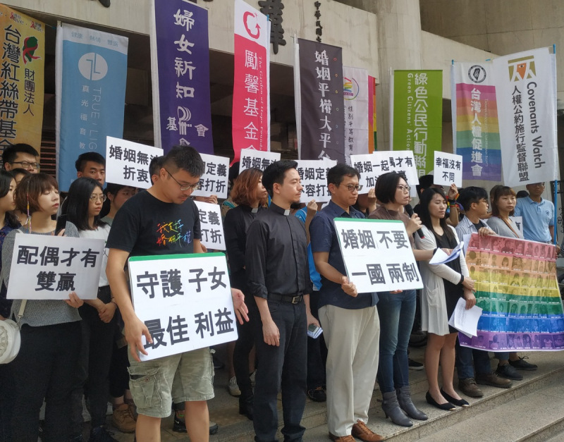 記者會 婚姻不要一國兩制 守護子女最佳利益 呼籲立法院切勿背棄憲法儘速通過行政院版同婚法案 婦女新知基金會